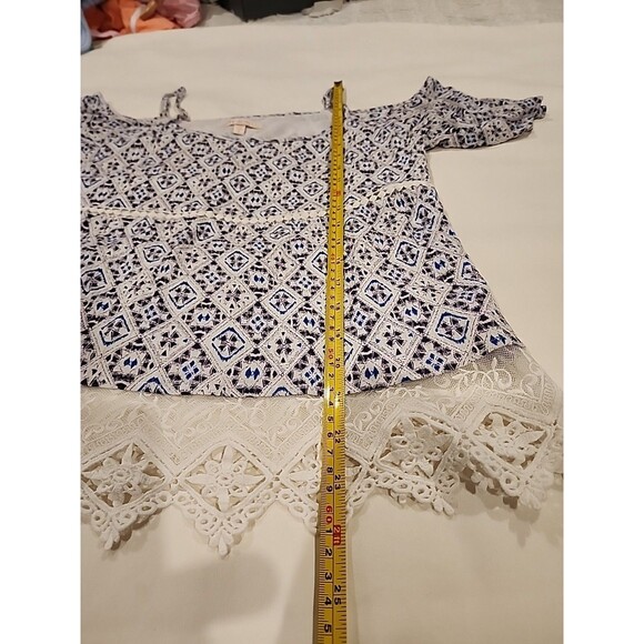 Skies are Blue Langlock Cold Shoulder Small Top White/Blue Geometric Crochet - Picture 4 of 7